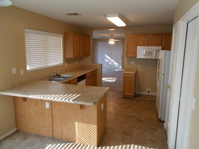 Building Photo - 7024 W Rose Ln