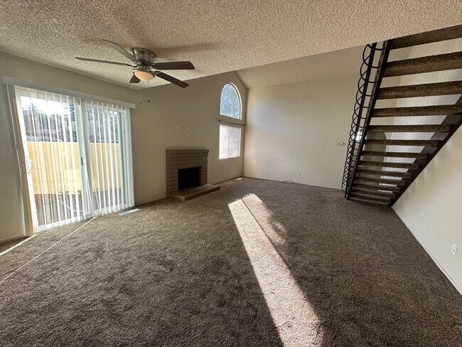 Foto del edificio - Introducing a three-bedroom, two-bath end ...