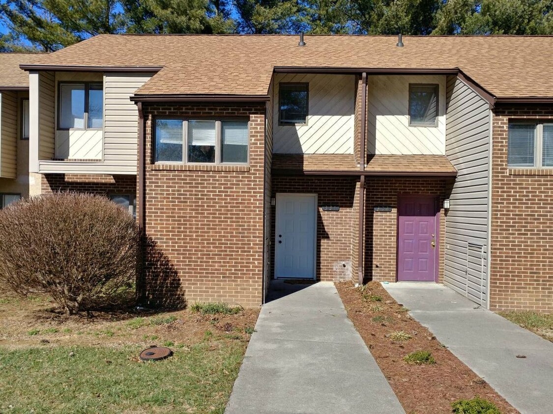 Primary Photo - 3 Bed Townhome in Shenandoah Neighborhood ...