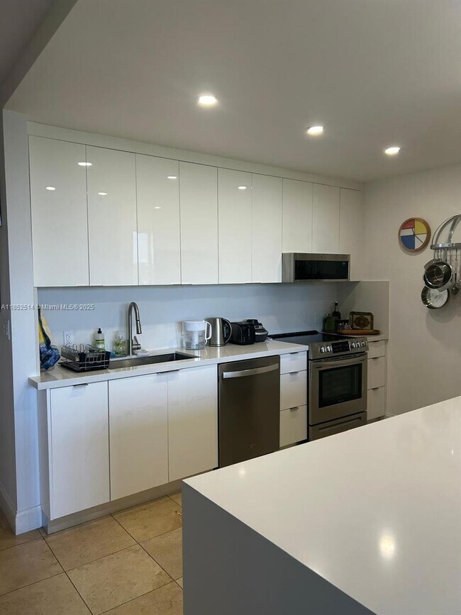 Building Photo - 161 Crandon Blvd