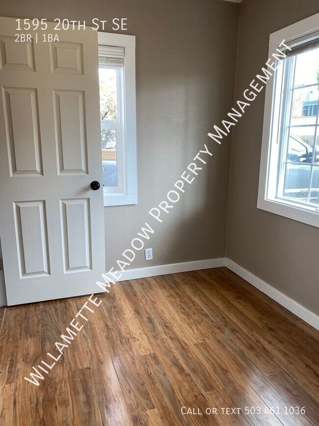 Building Photo - 2 Bedroom 1 Bathroom Newly Remodeled Duple...