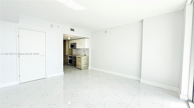 Foto del edificio - 1300 Brickell Bay Dr