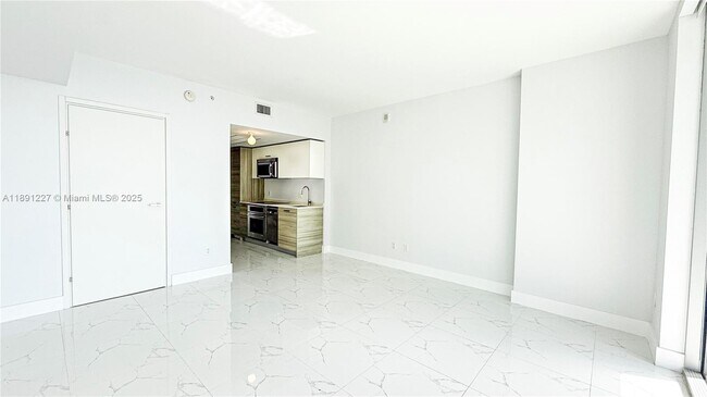 Building Photo - 1300 Brickell Bay Dr