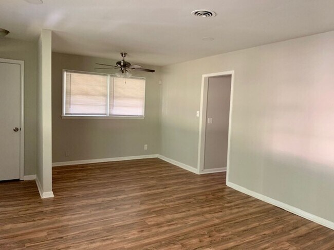 Building Photo - THREE BEDROOM/TWO BATH SPACIOUS RANCH - CO...
