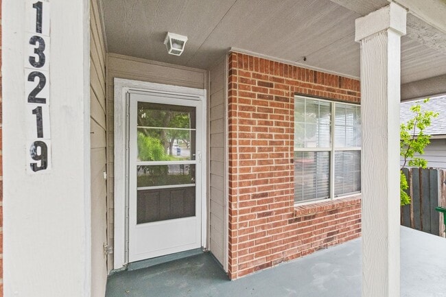 Building Photo - Charming Home Awaits: Spacious & in a Prim...