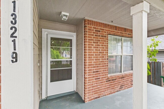 Foto del edificio - Charming Home Awaits: Spacious & in a Prim...