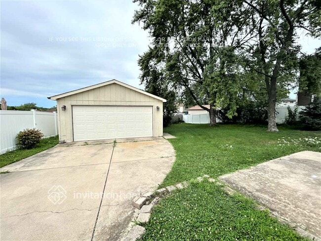 Building Photo - 8840 Hickory Dr