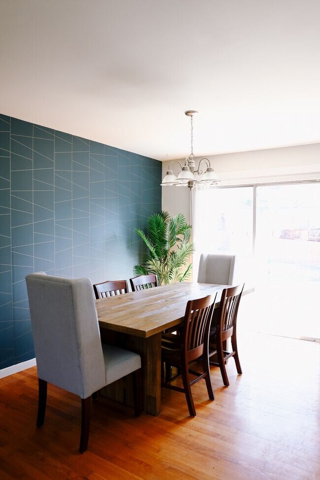 Building Photo - Spacious 3 Bedroom, 2 Bath Duplex with Att...