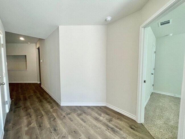 Building Photo - 4 Bedroom 2 bath 1 Story Home