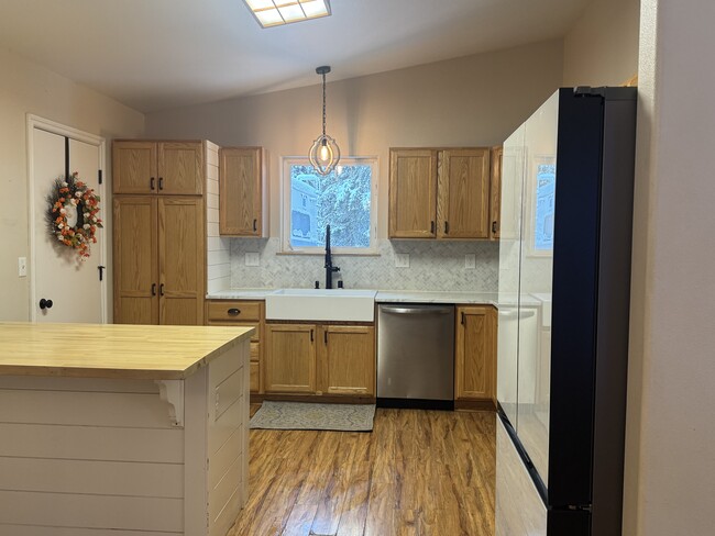 Building Photo - 580 Orion Dr