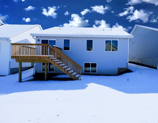 Foto del edificio - Beautiful 3 Bed Ranch Home w/ fully finished basement in Prime Norwalk Location