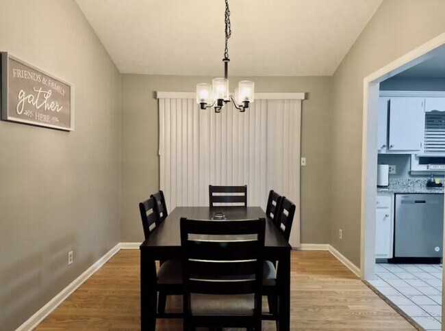 Foto del edificio - 979 Falcon Crest Dr