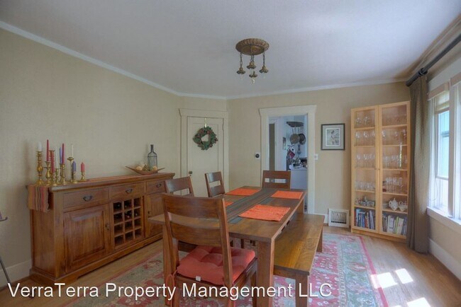 Foto del edificio - 2 br, 1 bath House - 5912 8th Ave NE