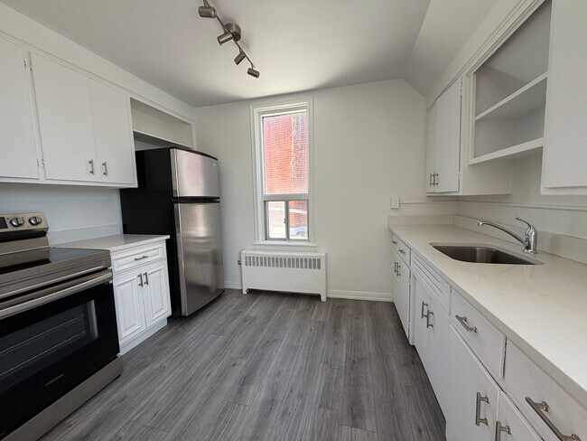Building Photo - Upper-Level 2-Bedrooms On Weber St: SO MUCH SUNLIGHT!
