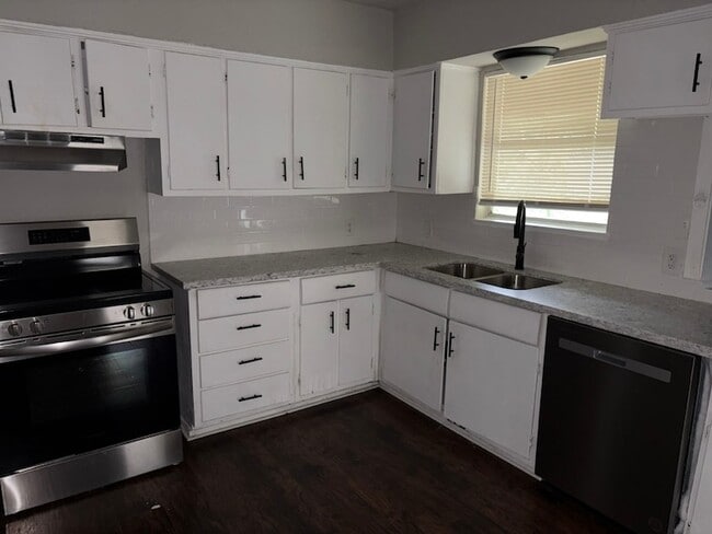 Building Photo - 6122 Glenhurst Dr