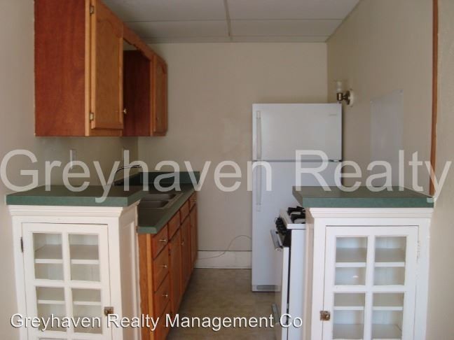 Building Photo - 324 E 8th St