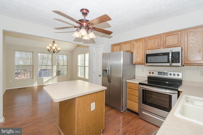 Building Photo - 8731 Castlerock Ct