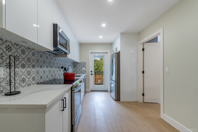 Photo du bâtiment - 6 Bed, 3.5 Bath Upper House for Rent in Delta!