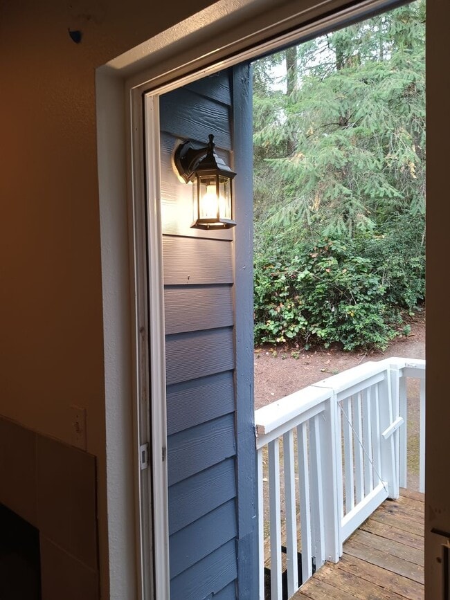 Building Photo - 3bed 2.5 bath Silverdale Rejuvinated Townhouse