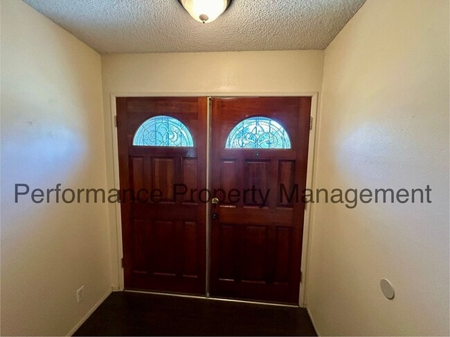 Building Photo - Spacious 3 Bed/2 Bath NE Bakersfield Home ...