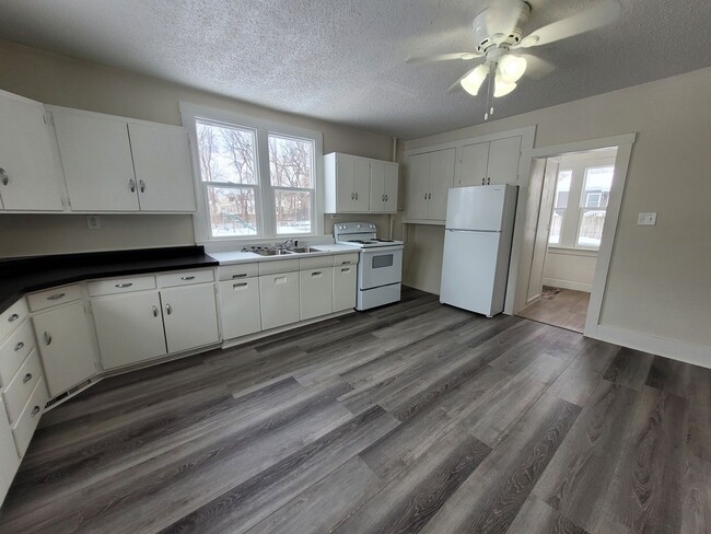 Building Photo - Recently remodeled 3 bedroom, large kitchen