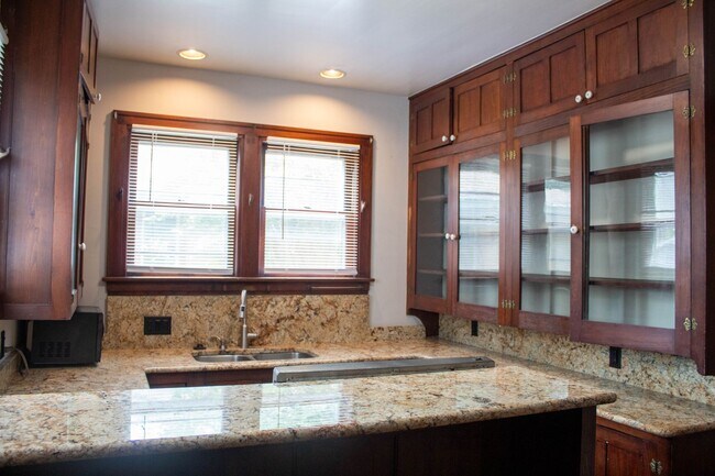 Foto del edificio - AVAILABLE FOR AUGUST 2026!  Large house near KRANNERT!