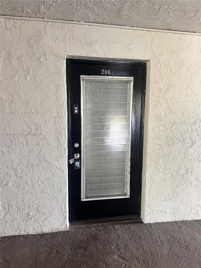 Foto del edificio - 9400 Lime Bay Blvd