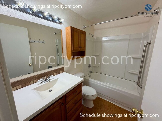 Building Photo - 11837 SE Gladstone St