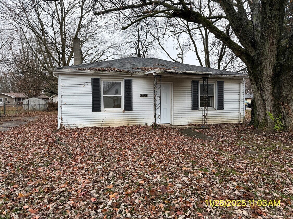 Foto principal - 2501 E 5th St