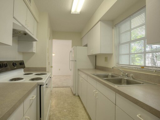 Building Photo - 14352 Lucerne Dr