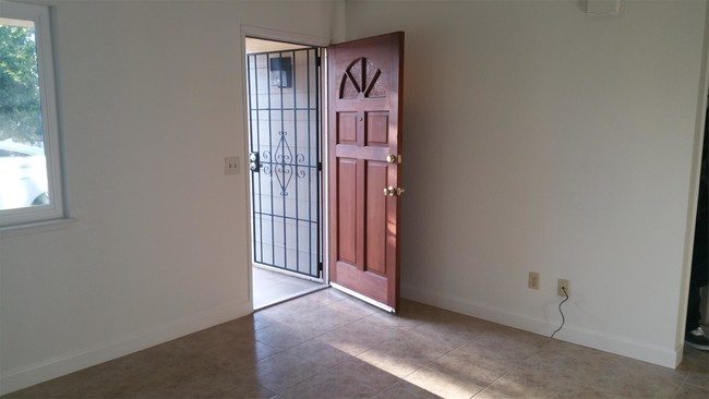 Building Photo - 760 W Nevada Cir