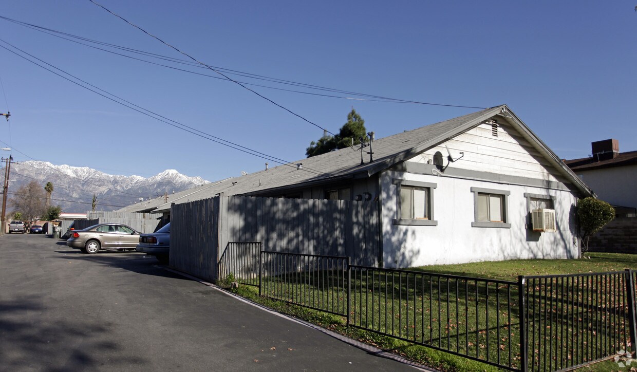 Building Photo - 917 E Deodar St