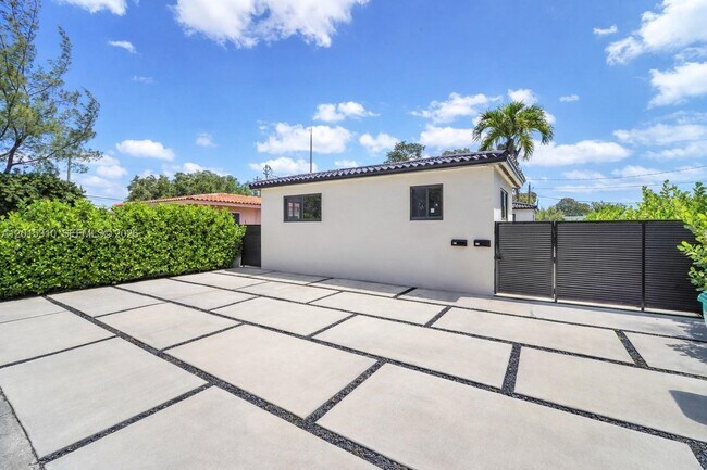 Building Photo - 621 SW 33rd Ave