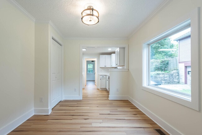 Building Photo - 709 W 13th St