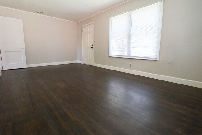 Building Photo - Beautiful Home On Corner Lot