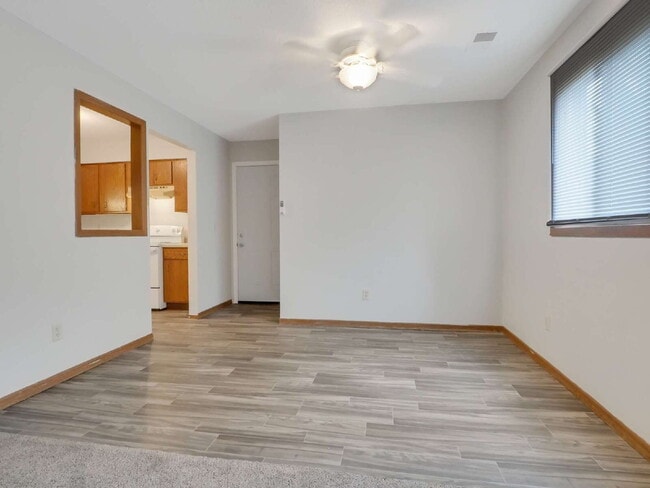 Building Photo - 3 Bedroom Apartment with new flooring and ...