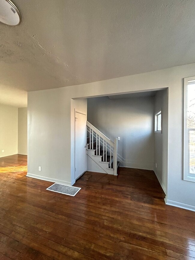 Building Photo - 4411 Davenport St