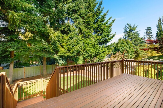 Building Photo - 4 Bedroom Home In Kirkland Neighborhood