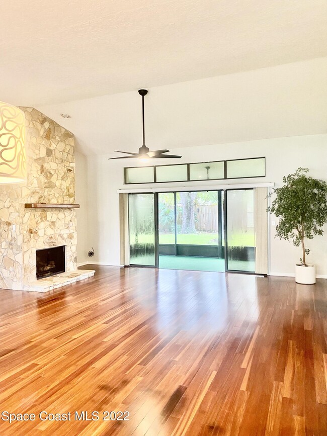 Building Photo - 523 Deerfield Dr