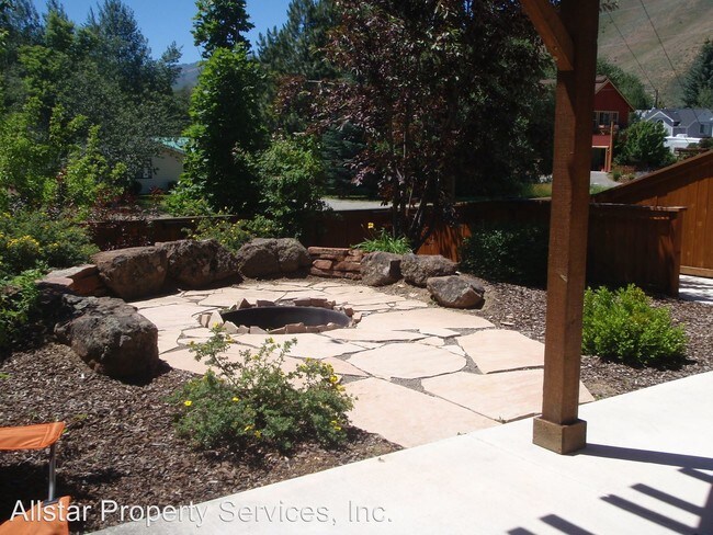 Building Photo - 3 br, 2.5 bath House - 720 S River St