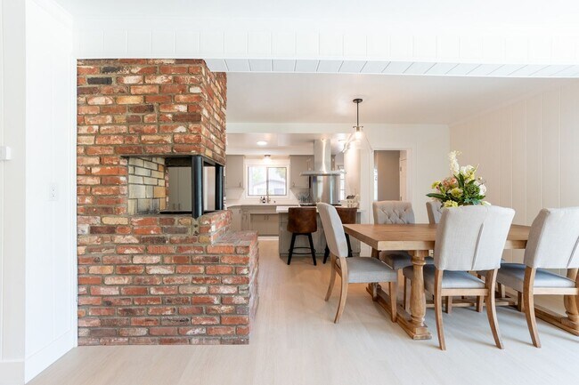 Foto del edificio - Relaxing 4BR Family Home Near Attractions  Share  Save