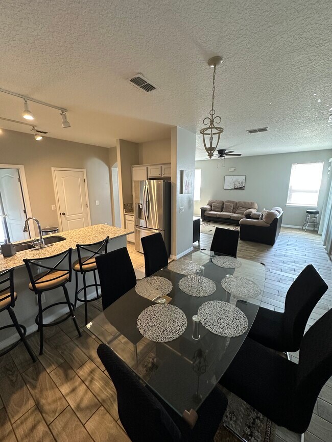 Building Photo - 1737 Royal Ridge Dr