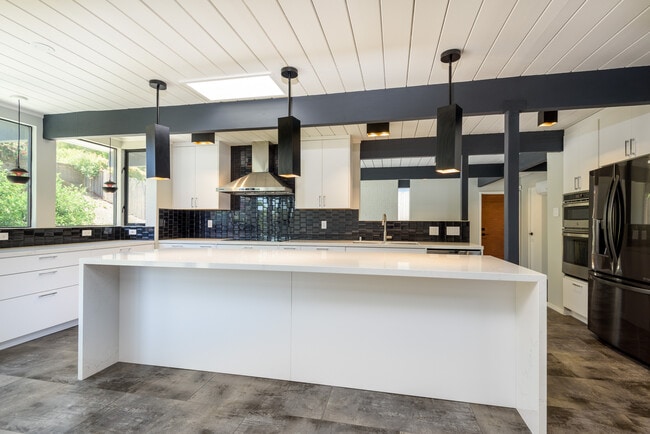 Isla de cocina de 10 pies - 2060 New Brunswick Dr
