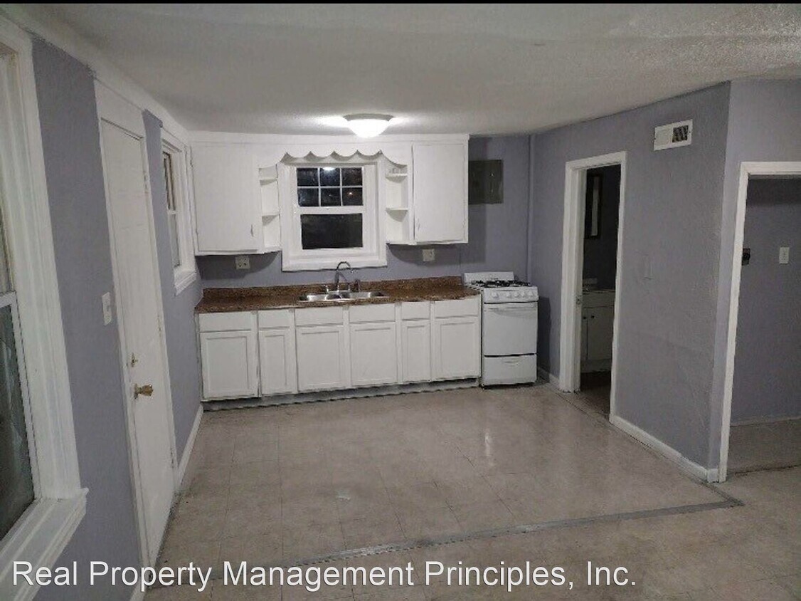 Primary Photo - 2 br, 1 bath House - 217 1/2 W. Hyde Park ...