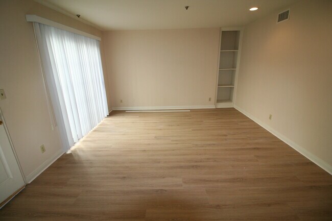 Building Photo - 10387 Almayo Ave