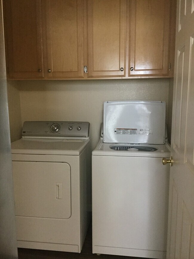 Foto del edificio - Spacious Home in Gold River! Available NOW!