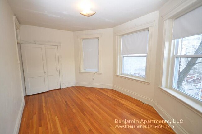 Building Photo - 1350 Comm.Ave. Unit 8