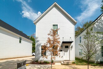 Building Photo - 818 S Wood Ave