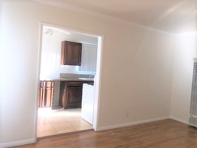 Building Photo - Spacious and bright  1bed/1bath