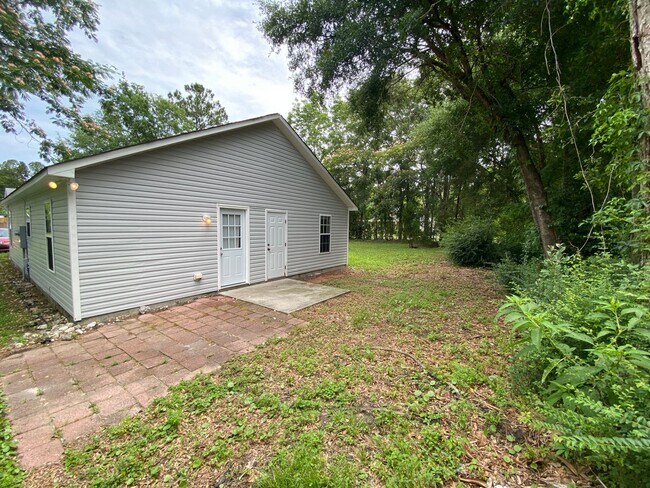 Foto del edificio - 3 Bedroom, 2 Bath House Available June 1st